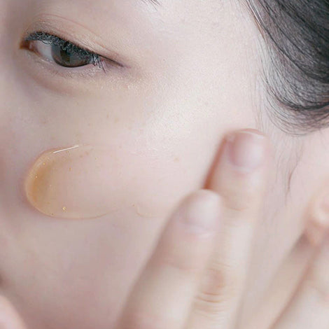 Close-up of gel applied to red, irritated skin, highlighting soothing and hydrating effects.